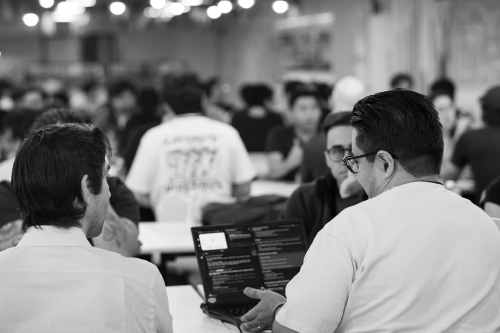 Equipo revisando prototipos con AI